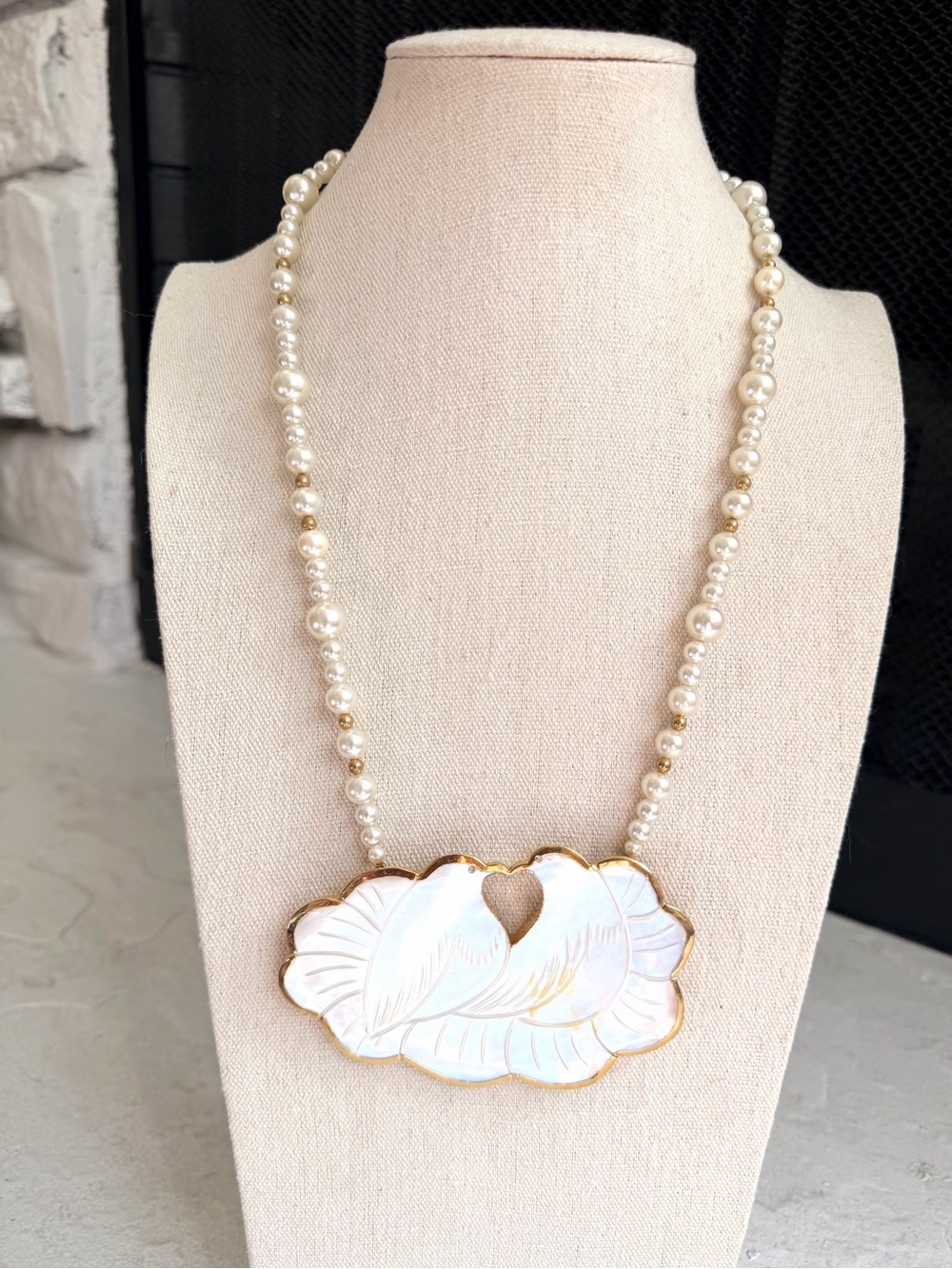 Vintage 80s Carla Jordan Artisan Lovebirds Shell Pearl Necklace 24”